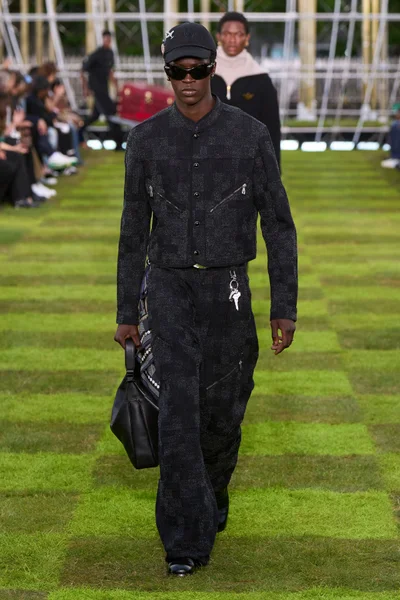 Look 16
